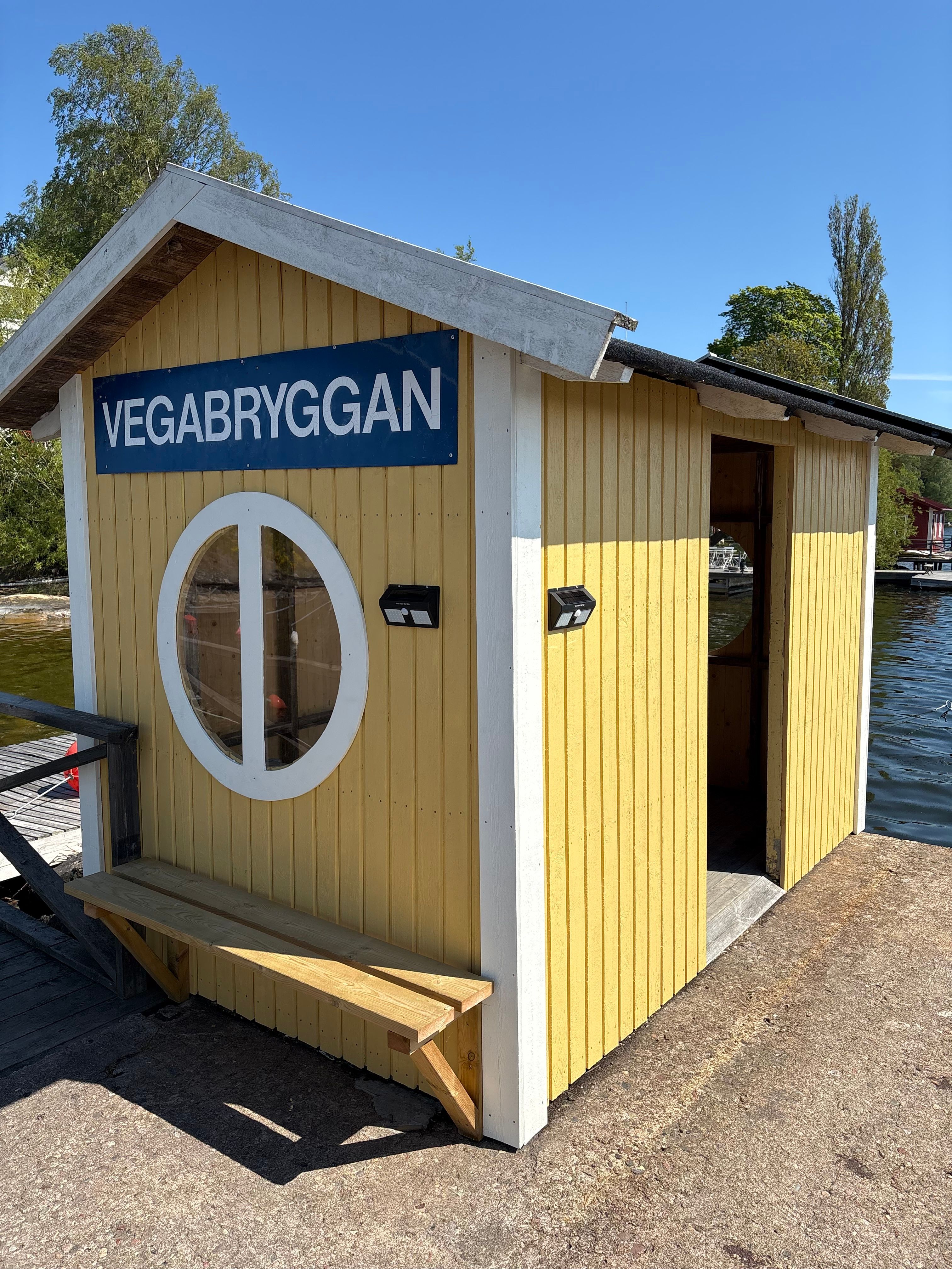 Den upprustade väntkuren vid Vegabryggan med skylt och solcellslampor.