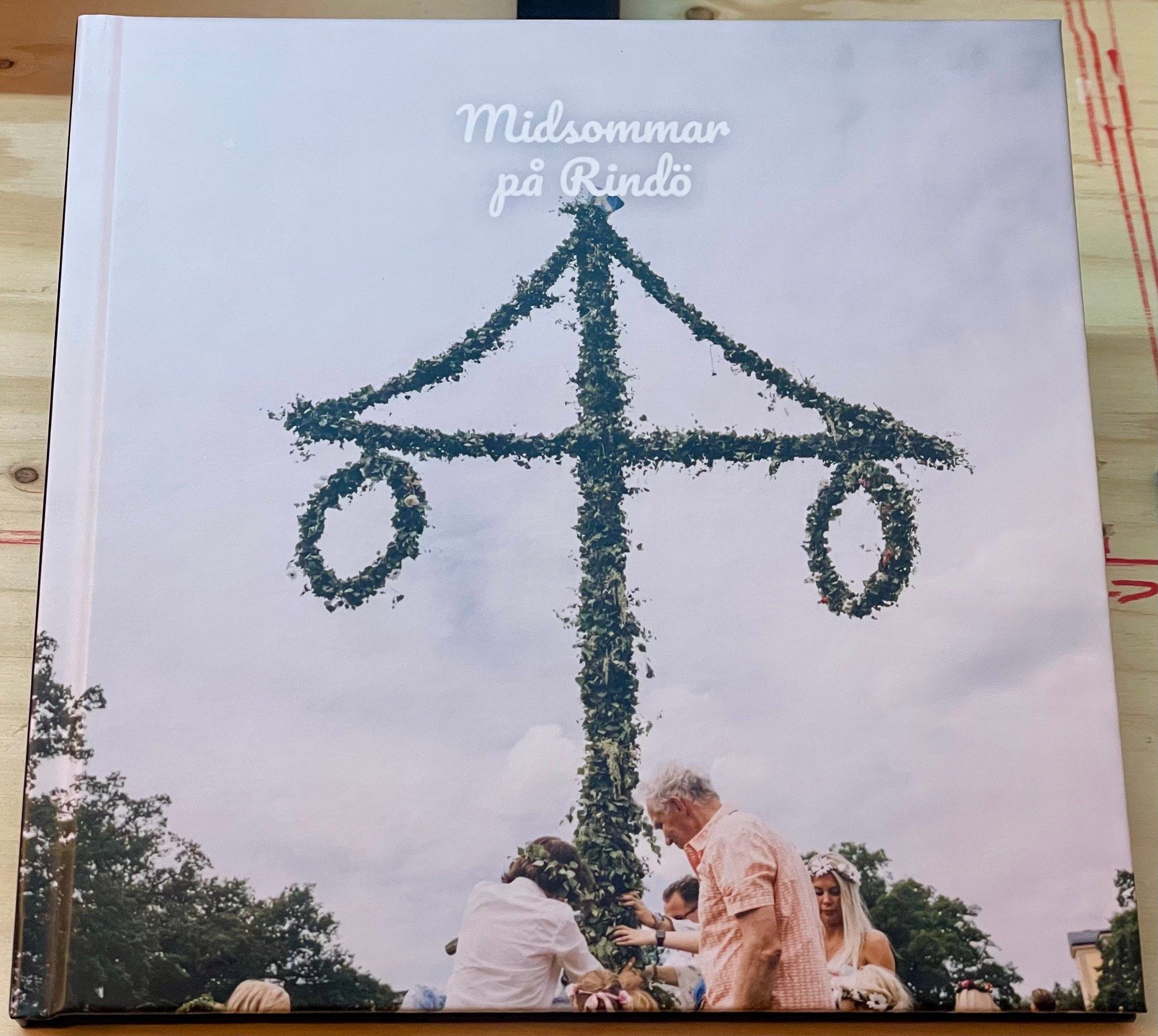 Fotoboken Midsommar på Rindö, med midsommarstången på omslaget