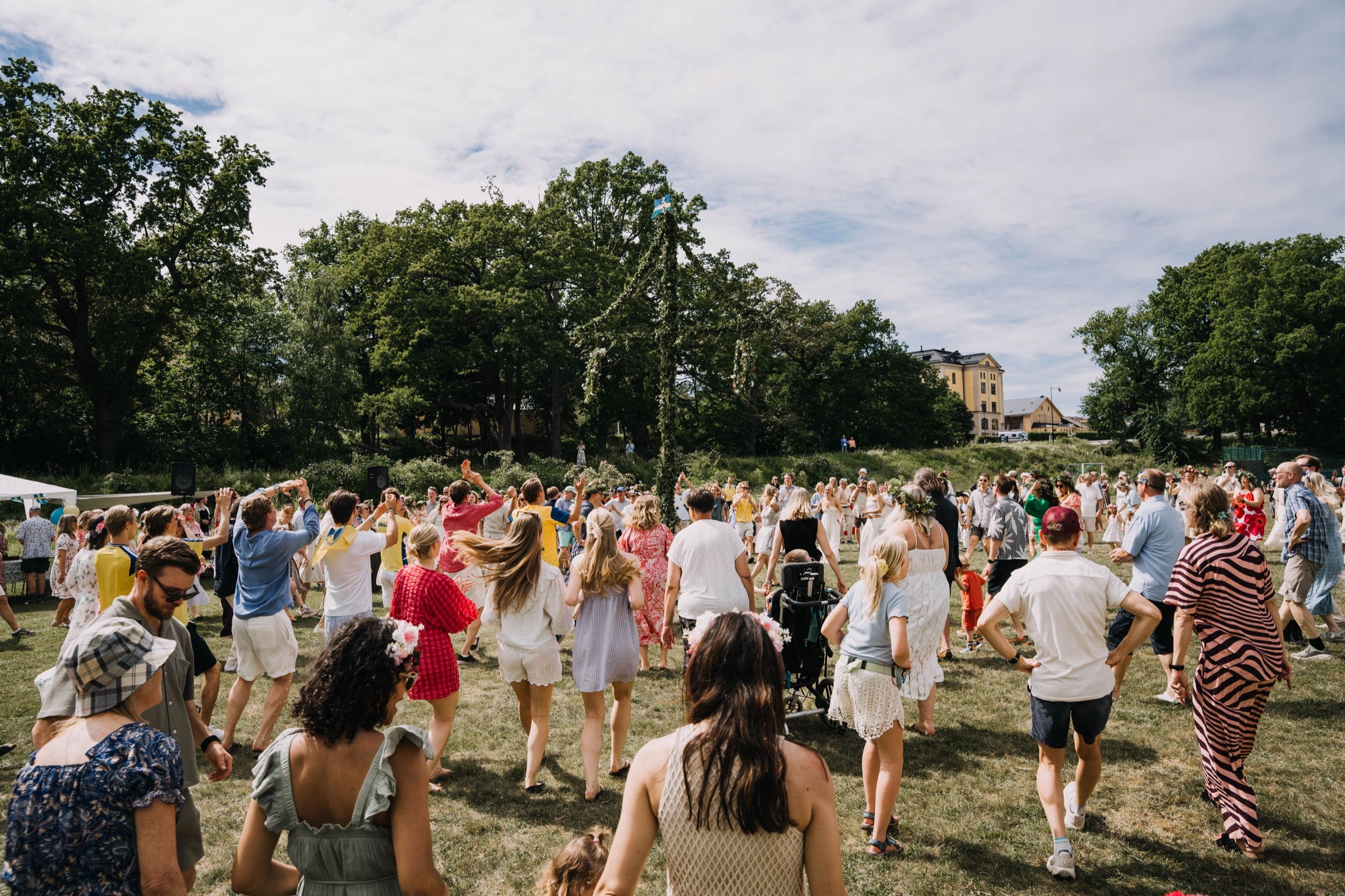 Rindöbor dansar runt midsommarstången på Rindö